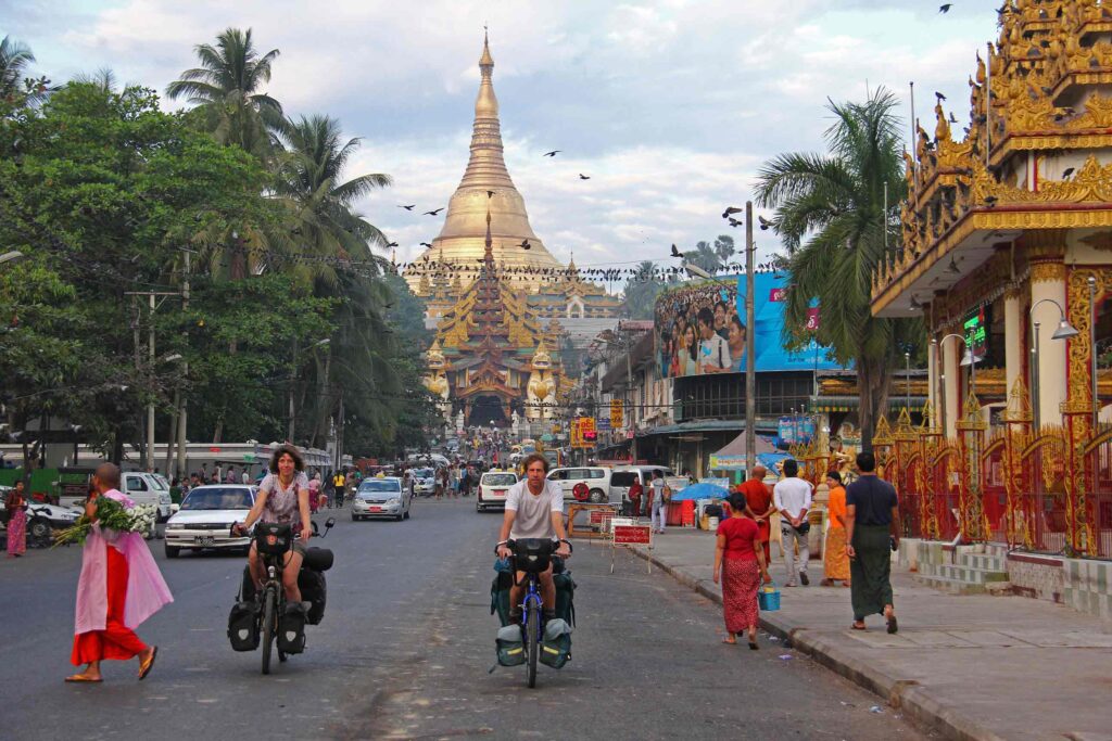 Aufbruch-an-der-Shwedagon-Pagode-zur-abenteuerlichen-Reise